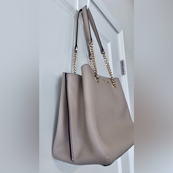 Michael Kors Teagan Beige Pebble Leather Shoulder Bag with Gold Chain Straps - Picture 6 of 13